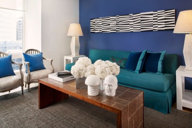 raumgestaltung-mit-farbe-kobaltblau-türkis-wohnzimmer-kaffeetisch-holz