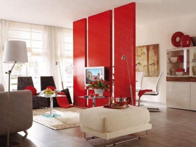 raumtrennwand-rot-hochglanz-wohnzimmer-gestaltung-inspirationen