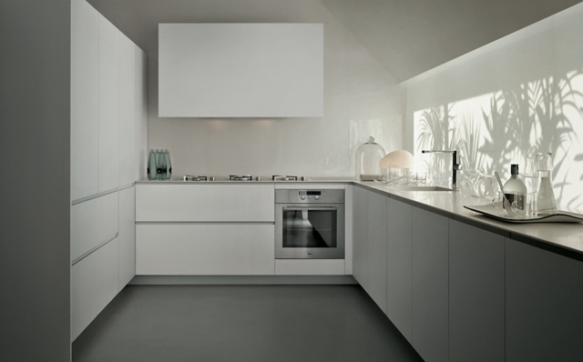 rechteckige-Küche-in-Weiß