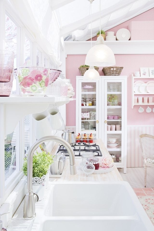romantisch wohnen küche-weiss-rosa-skandinavisches-flair
