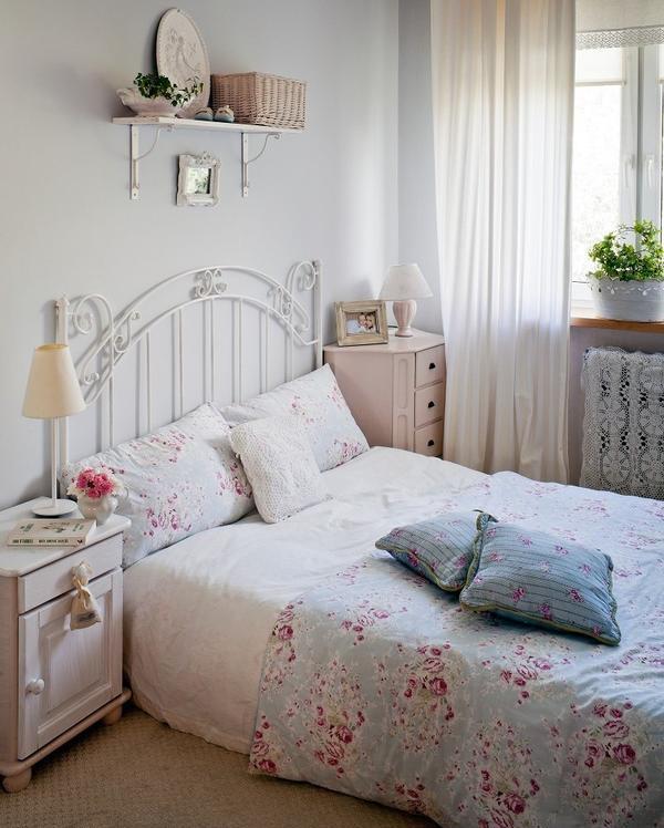 romantisch-wohnen-shabby-chic-schlafzimmer-bettwaesche-rosenmuster