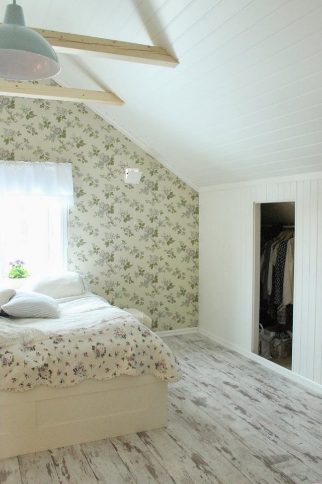 romantisch wohnen shabby-chic-schlafzimmer-dachboden-tapeten-blumenmuster-eingebauter-kleiderschrank