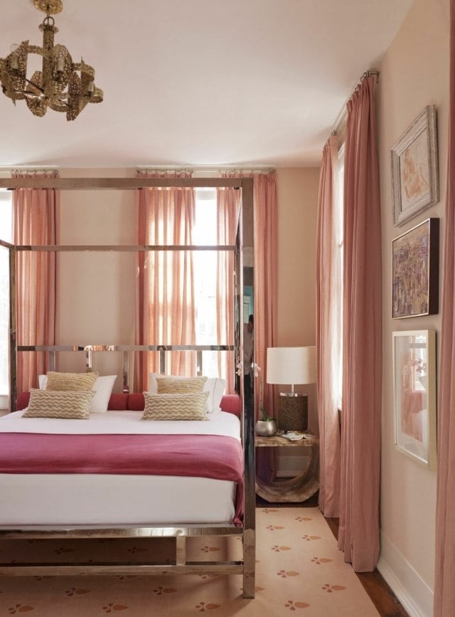 Schlafzimmer rosa weiß rot Farben Gardinen Metall Himmelbett
