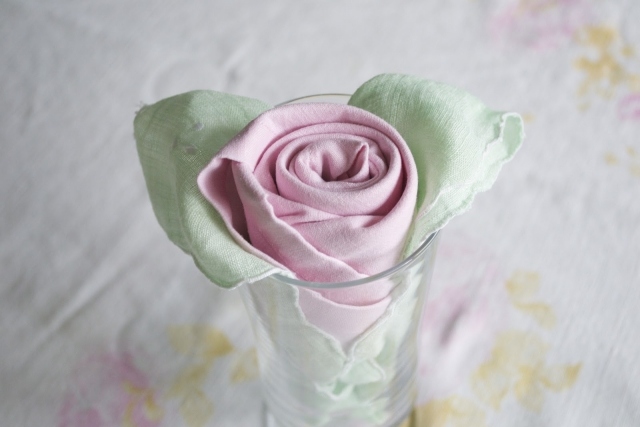rose-schöne-blumendeko-zum-selbermachen-gefaltete-servietten-dezent
