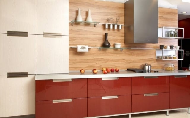 rote-küchenschränke-rückwand-holz-paneel-lackiert
