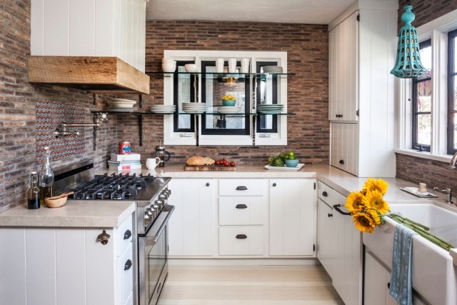 rustikale-weiße-küche-rückwand-mosaikfliesen-abzugshaube-design