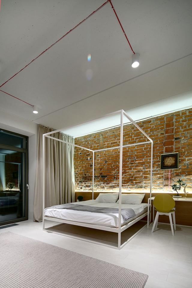 schlafzimmer-beleuchtung-indirekt-ziegelwand-betonen