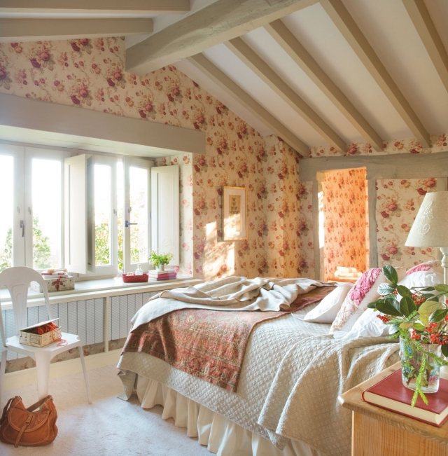 Schlafzimmer Ideen dachschräge -gestaltung-shabby-chic-mustertapeten-rosen