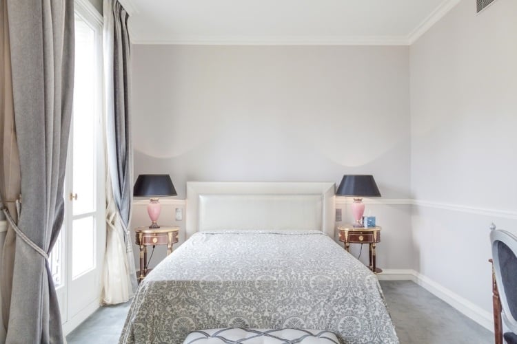 schlafzimmer-grau-weiss-vintage-holz-beistelltische-rosa-tischleuchten