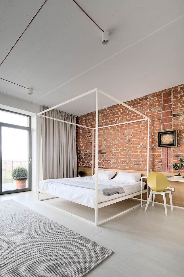 schlafzimmer-himmelbett-modern-ziegelwand-kontrast