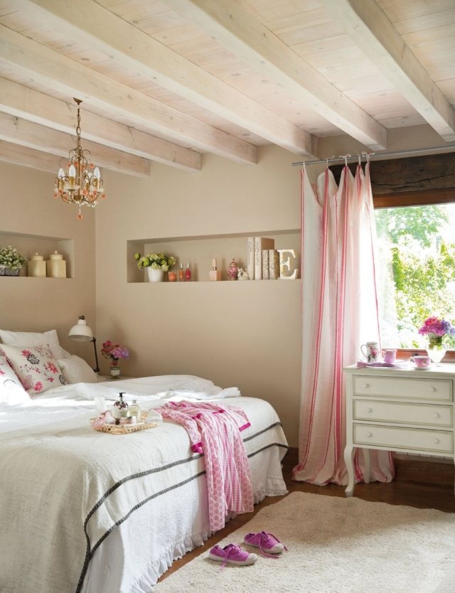 Schlafzimmer Ideen gestaltung-shabby-chic-kronleuchter-wandnischen-rosa-akzente