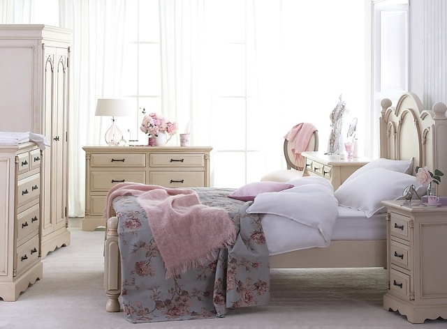 schlafzimmer-shabby-chic-rosa-weiss-creme-farbpalette