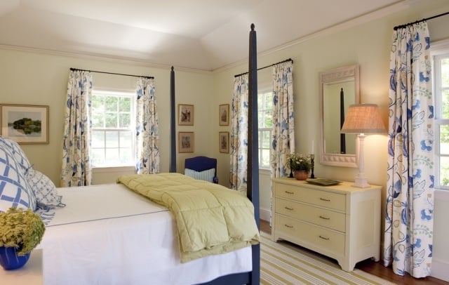 schlafzimmer-vorhange-weiss-blau-gemustert-floral