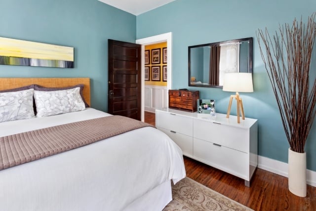 schlafzimmer-wand-anstrich-abgetönt-blau-erfrischend-kühlende-wirkung