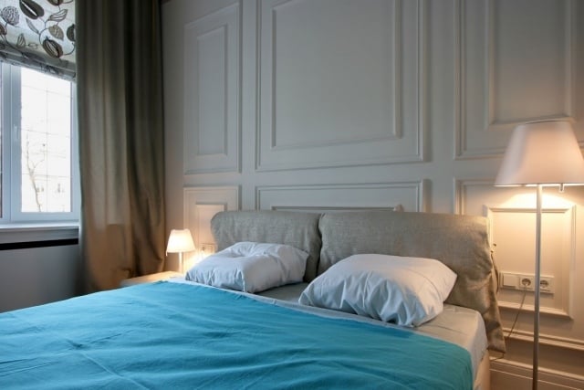 schlafzimmer-wand-weiss-lackierte-wandpaneele-klassisch