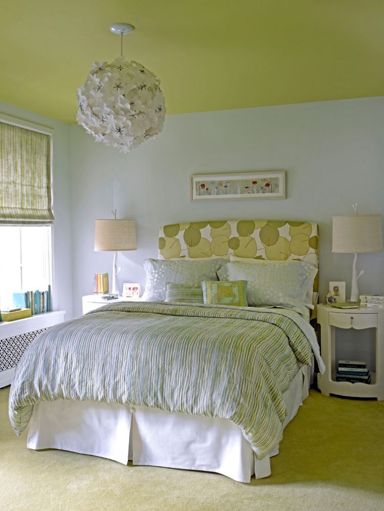 schlafzimmer-wandfarbe-hellgrau-gruene-decke-teppichboden
