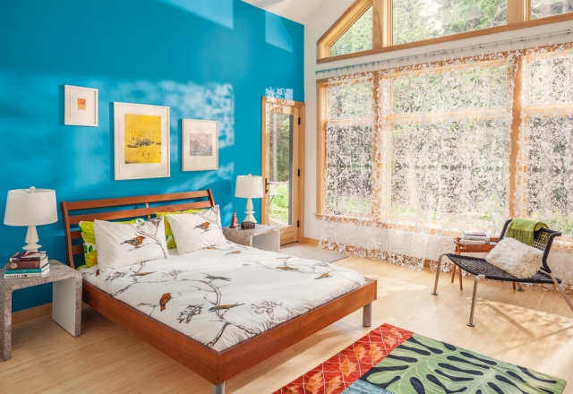 schlafzimmer-wandgestaltung-mit-farbe-strahlend-blau-holzbett-gestell