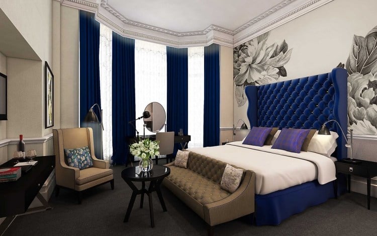 schlafzimmergardinen-vorhaenge-bett-gepolstert-kopfteil-blau-wandgestaltung-stuck