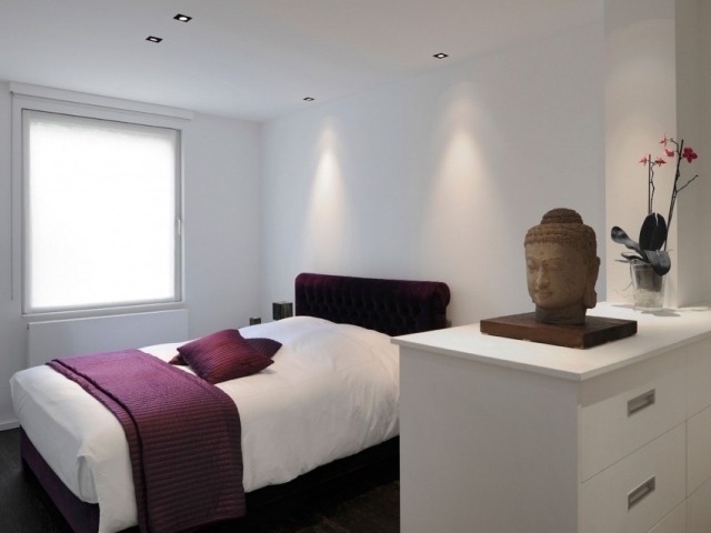 schlichte-einrichtung-schlafzimmer-weiße-kommode-buddha-figur-deko