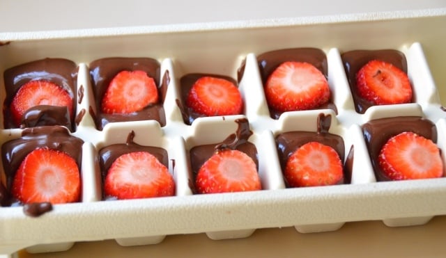schoko-erdbeeren-idee-dessert-machen-eiswürfelform