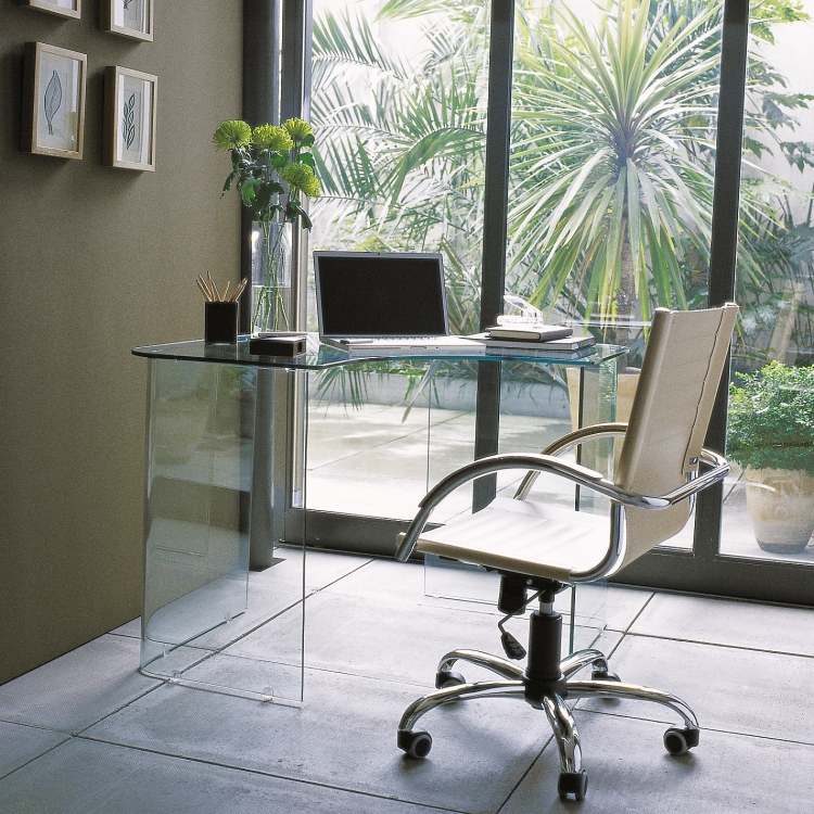 schreibtisch-acryl-transparent-durchsichtig-drehstuhl-arbeitsplatz-licht-terrassentueren