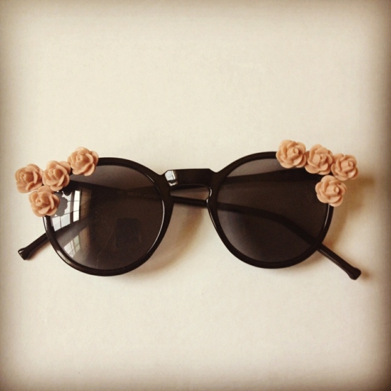 schwarze-Sonnenbrille-mit-Rosenblüten-dekorieren