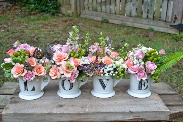 Blumengestecke Teetassen arrangiert Liebesbotschaft Rosen Lavendel
