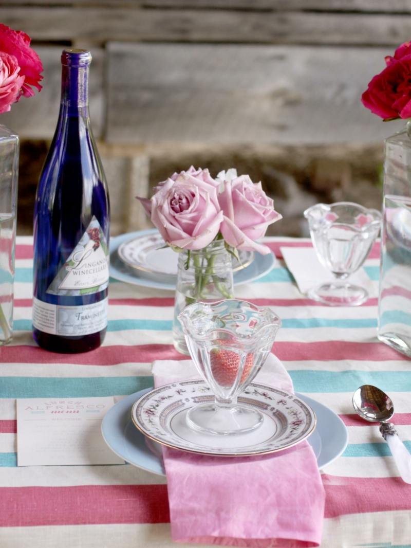 servietten falten rosa teller deko rosen vase streifen tischdecke