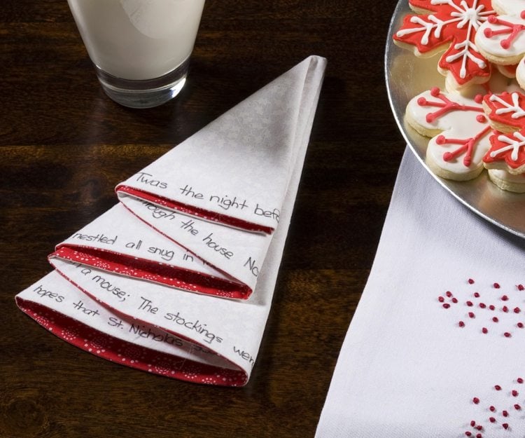 servietten falten weihnachten idee tannenbaum weiss rot plaetzchen