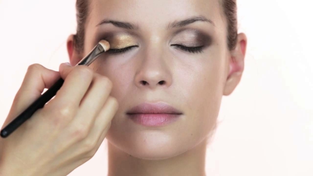 sexy-Augen-schminken-Tipps-und-Ideen-Goldfarbe