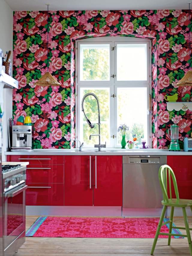 tapetenmotive-wandbilder-florales-dekor-edelstahlküche-rote-fronten-kunststoff