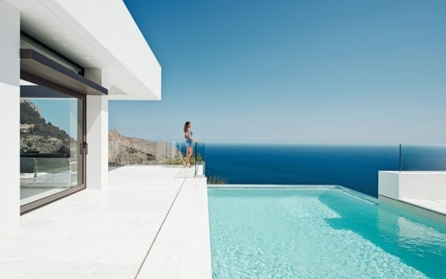 terrassen-ideen-glas-gelaender-uneingeschraenkter-ausblick-pool