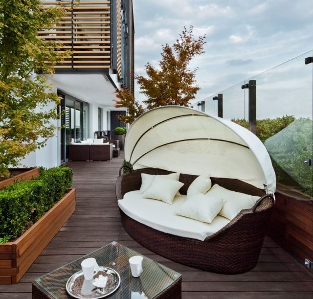 terrassen ideen holz-pflanzkuebel-rattan-lounge-bett-sonnendach