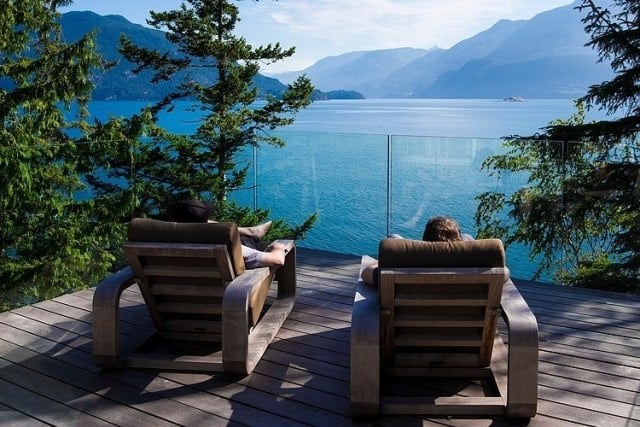 terrassen ideen holzterrassendielen-relaxsessel-glas-gelaender-blick