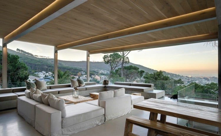 terrassen-ideen-weiss-lounge-moebel-indirekte-beleuchtung-holzbalken