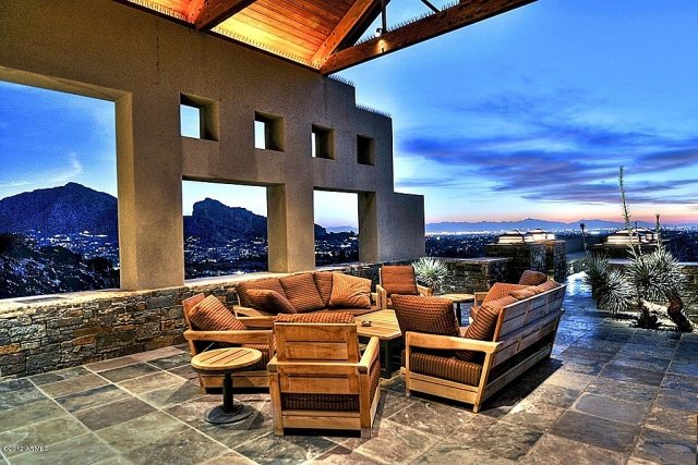 terrassengestaltung-beton-stein-möbelgruppe-gemütlich-entspannungsort