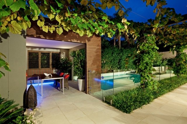 terrassengestaltung-pergola-sitzbereich-pool-hecken