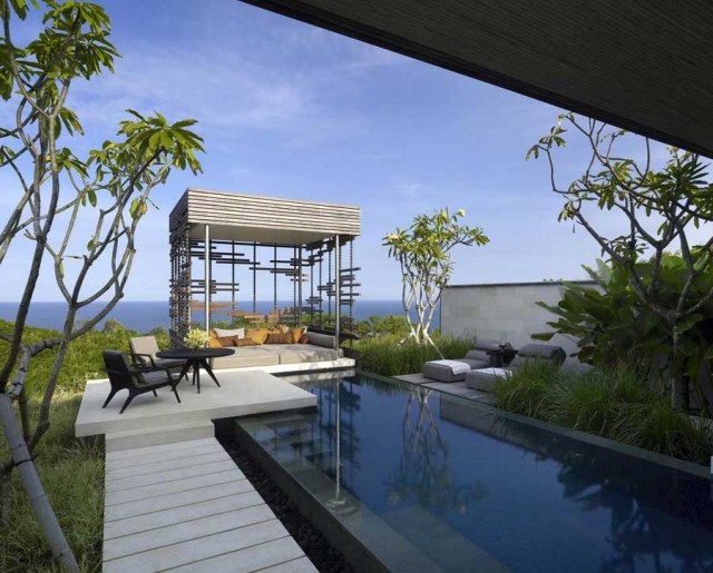 terrassengestaltung-pool-essbereich-lounge-pergola