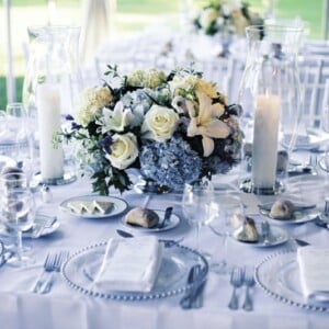 tischdeko für hochzeit blau akzente blumengesteck kerzen glas teller