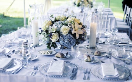 tischdeko für hochzeit blau akzente blumengesteck kerzen glas teller