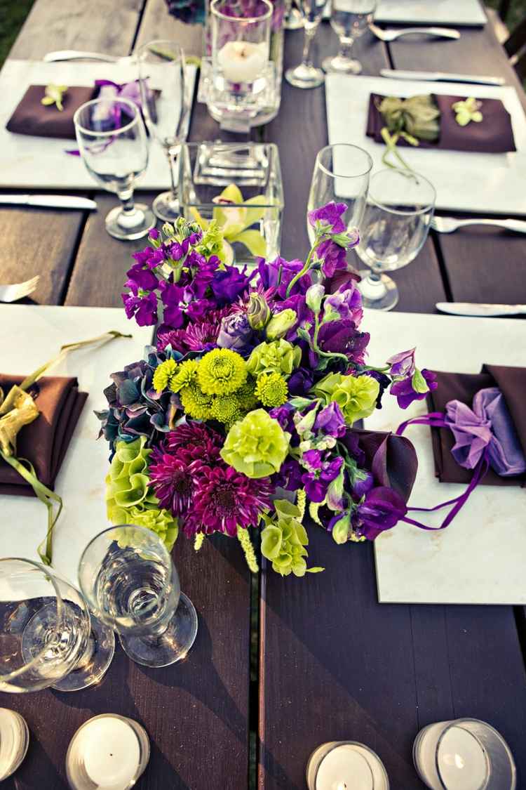 tischdeko für hochzeit blumen arrangement purpur gruen holz tisch