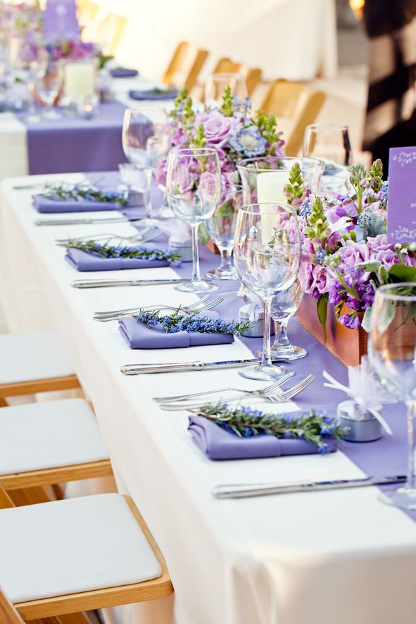 Tischdeko für Hochzeit ideen-flieder-farbe-tischlaufer-servietten
