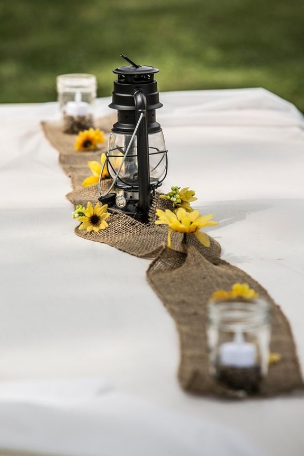 Tischdeko für Hochzeit -ideen-juteband-tischlaufer-gaslampe-sonnenblumen