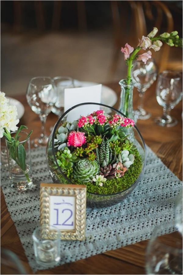 Tischdeko für Hochzeit ideen-runde-glasvase-sukkulenten-moos-kakteen