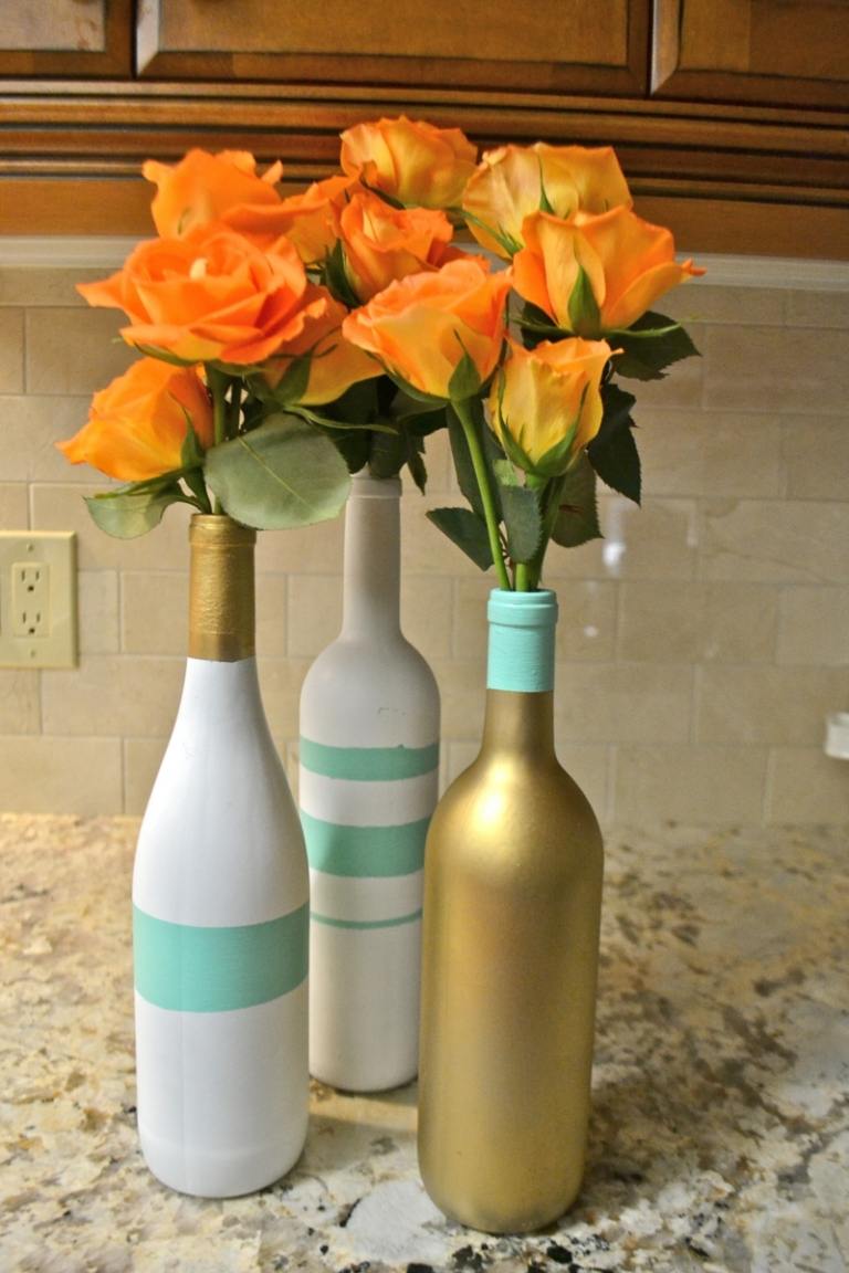 vasen aus glasflaschen bemalen gold weiss tuerkis streifen rosen orange