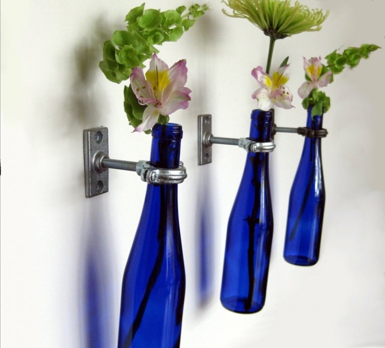 vasen aus glasflaschen wand dekoration blau blumen kuenstlich