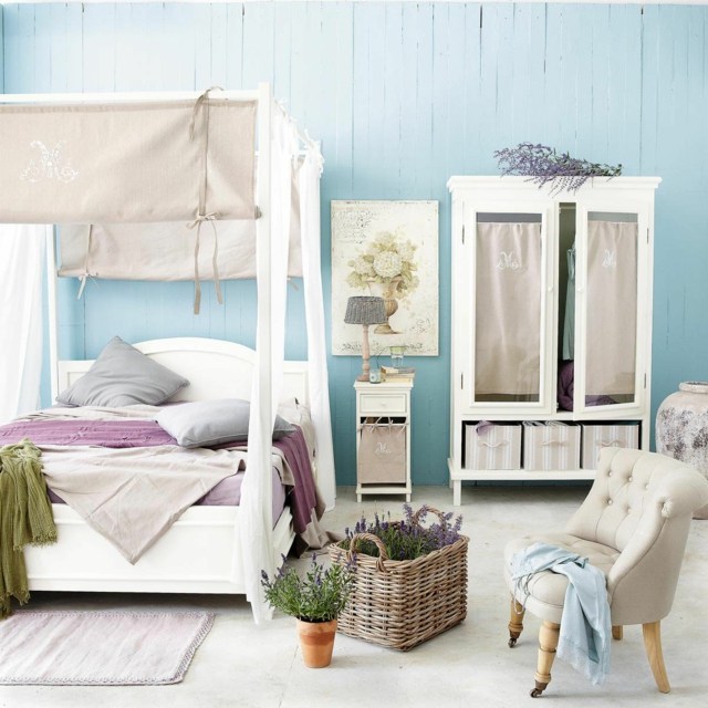 Schlafzimmer Baldachin blaue Wände lila Tagesdecke