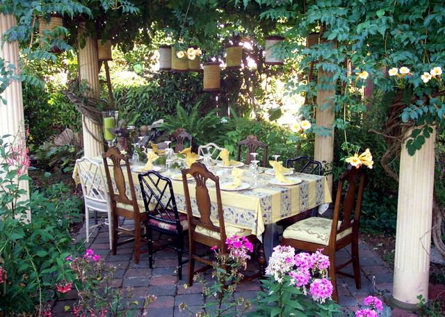Möbel Gartentisch Stühle gelbe Tischdecke