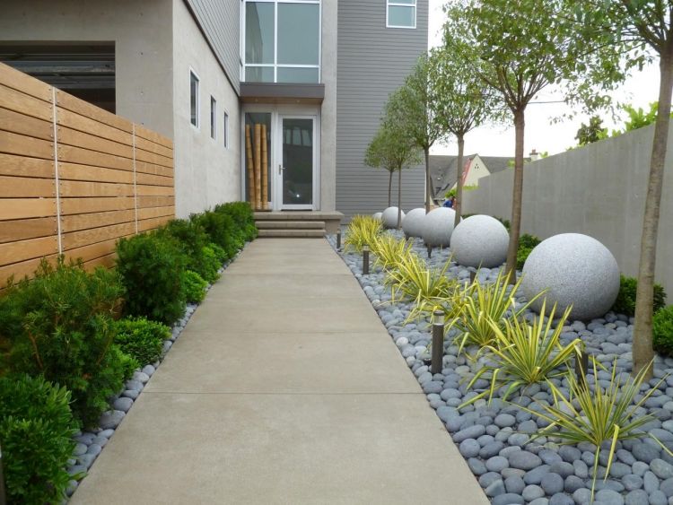 vorgartengestaltung-beispiel-gehweg-betonplatten-pollerleuchten-graue-flusssteine-steinkugeln