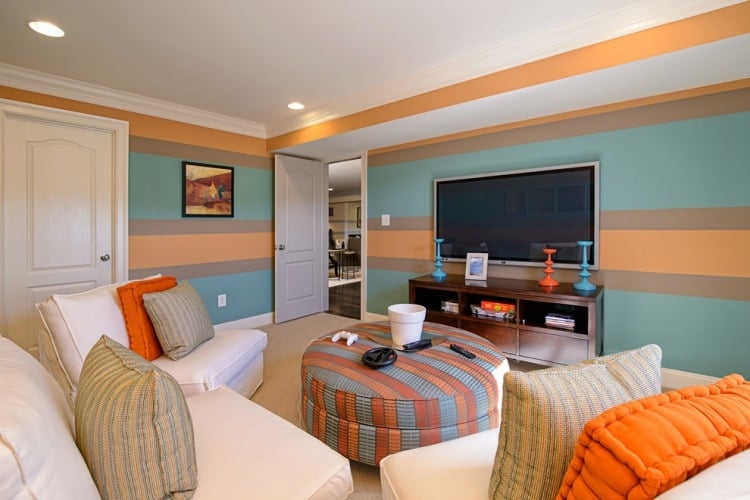 wand-streichen-ideen-wohnzimmer-streifen-hellblau-orange